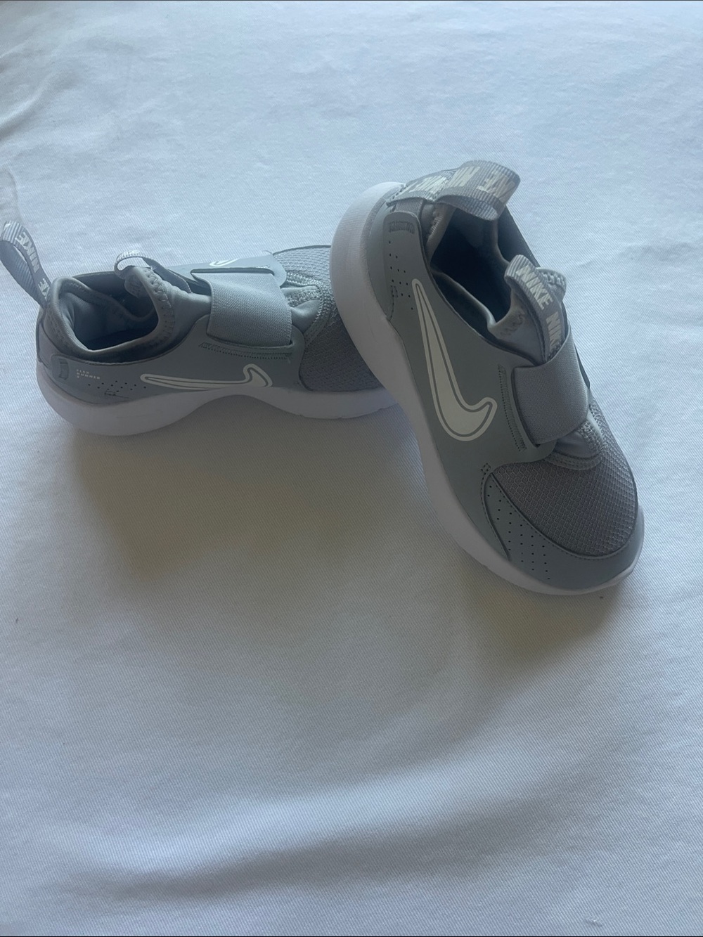 NWOT Nike Kids Size 1 Gray Hook-and-Loop Athletic Sneakers Unisex
